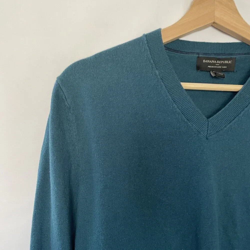 Banana Republic premium luxe yarn men's size medium v-neck sweater casual silk